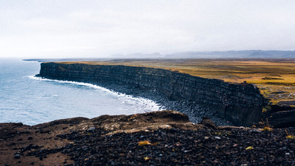 Schwarze Klippen auf Island