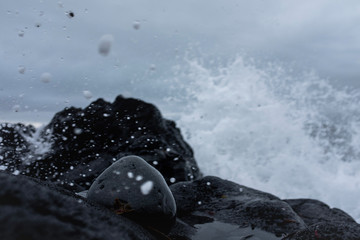 Welle trifft Stein Island