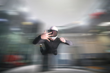 Five fingers. Fly men shows five fingers. Sky diver gestures by fingers. Teampleat skydiver.