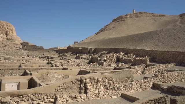 Kameraschwank &uuml;ber das Dorf der Handwerker, Deir el-Medina, in Luxor, &Auml;gypten