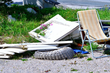 Illegal entsorgter Sperrmüll an der Straße