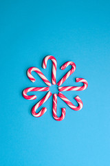 Fototapeta premium Gwiazda ułożona ze świątecznych lasek na niebieskim tle