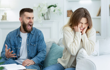 Obraz premium Misunderstanding in relationships. Millennial couple quarrelling at home
