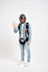 Five fingers. Fly men shows five fingers. Sky diver gestures by fingers. Teampleat skydiver.