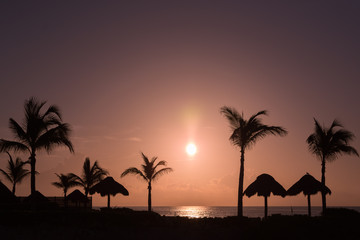 Fototapeta na wymiar amanecer en playa de la Riviera maya