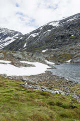 Fototapeta na wymiar Djupvatnet und Berglandschaft, Norwegen
