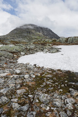 Blick vom Ufer des Djupvatnet Richtung Berge und Langvatnet, Seen- und Berglandschaft Norwegen