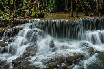 Obraz premium Kanchanaburi Jungle Waterfalls and Pristine Phuket Beaches