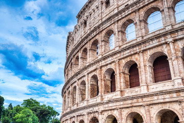 Fototapeta premium Beautiful Colosseum in Detail during a Cloudy Day, Rome