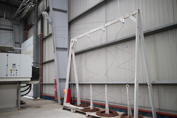 Horizontal hydraulic press for recyclable materials against the wall of a building