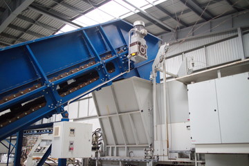 Horizontal hydraulic press for recyclable materials against the wall of a building