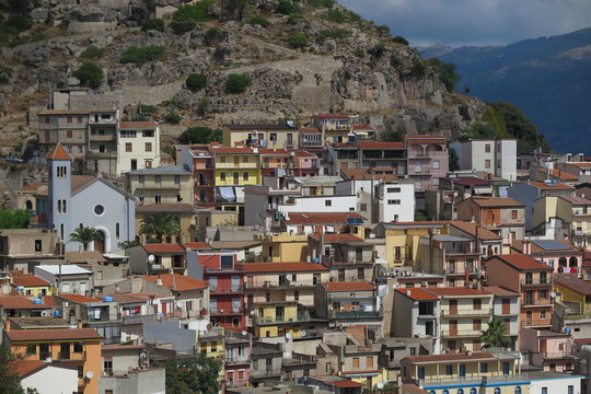 Blick auf das Bergdorf, Ulassai, Ogliastra, Sardinien