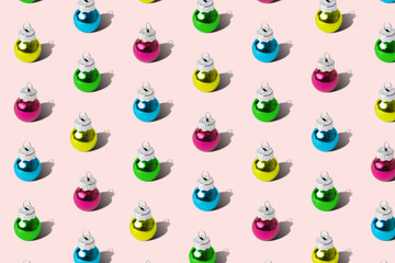 Obraz premium Pattern texture abstract made of multicolored baubles on rose.