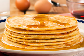 Pfannkuchen mit Ahornsirup
