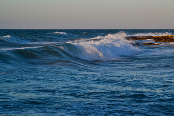 Mare Adriatico molto agitato con onde sugli scogli