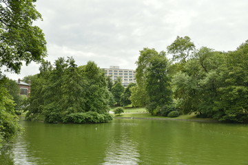 Fototapeta na wymiar L'étang du parc Léopold sous un ciel gris au quartier européen de Bruxelles