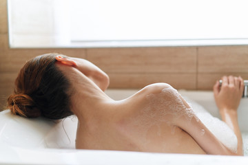 Obraz na płótnie Canvas woman relaxing in spa salon