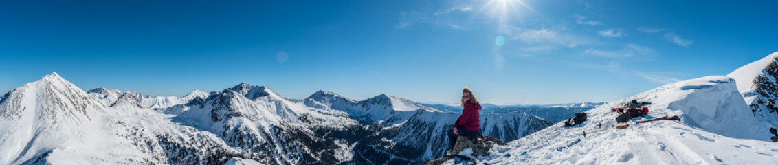 Fototapeta na wymiar Panoama am Gipfel mit blonder Frau