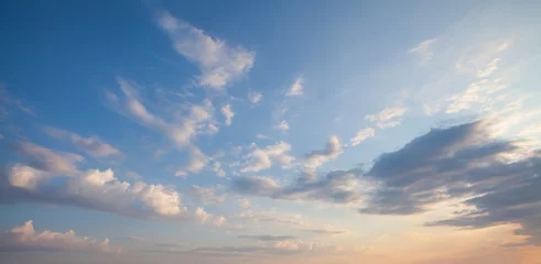 Poster Blauwe hemel wolken achtergrond. Prachtig landschap met wolken en oranje zon aan de hemel © artmim