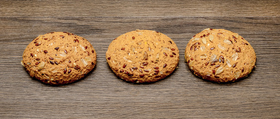 Oatmeal cookies are arranged in a row on a wooden table_