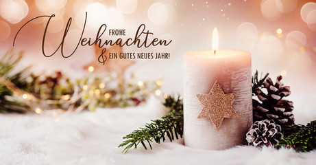 Romantische Winter und Weihnachtsgrüße - Brennende Kerze mit goldenem Stern und natürliche...