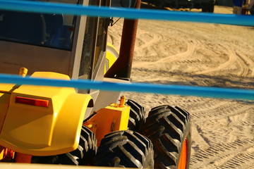 tractor amarillo sobre la playa