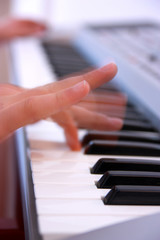 Obraz premium Close up of the hands of a man playing electronic keyboard or piano vertical