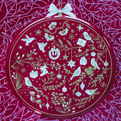 Arrière plan motifs de Noel sur fond rouge écarlate