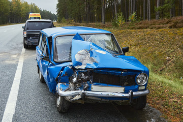Obraz na płótnie Canvas damaged old car on the highway at the scene of an accident
