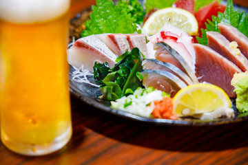 刺身の盛り合わせとビール