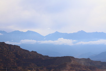 cordillera de los andes, monta&ntilde;as por encima de las nubes