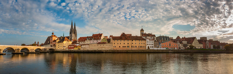 Obraz premium Panorama sunset view of the old city along the shore of Danube River, Regensburg, Germany.