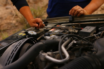 Fototapeta na wymiar personas arreglando un motor de camioneta o auto