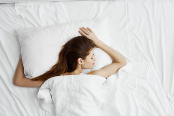 Obraz na płótnie Canvas young woman sleeping in bed