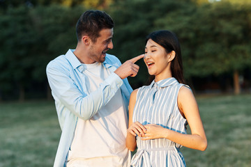 Obraz premium young couple in the park