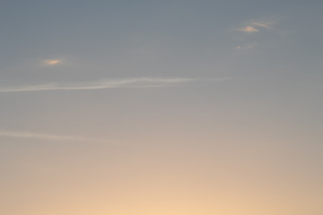 céu azul anil no entardecer 