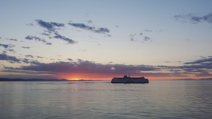 Naklejka premium Ferry at Sunset