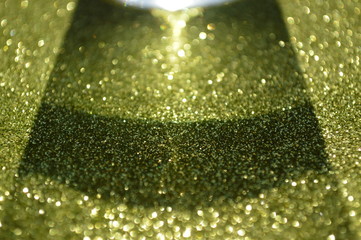 The surface pattern of the glittering sheet is the color that reflects the light of the sun and the water in the glass.