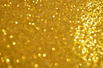 The surface pattern of the glittering sheet is the color that reflects the light of the sun and the water in the glass.