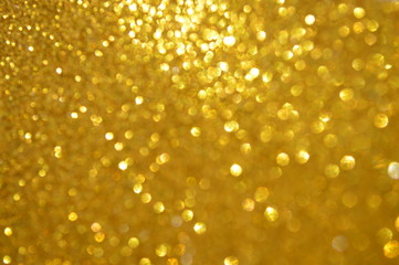 The surface pattern of the glittering sheet is the color that reflects the light of the sun and the water in the glass.