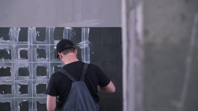 a builder overwrites tile seams