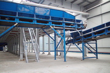 belt conveyors for sorting municipal solid waste