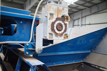belt conveyors for sorting municipal solid waste