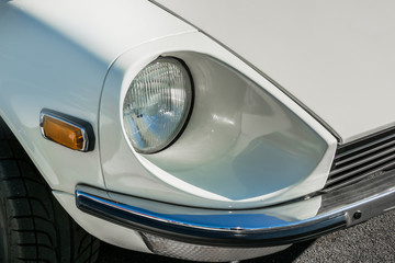 自動車のヘッドライト　Headlight of the car