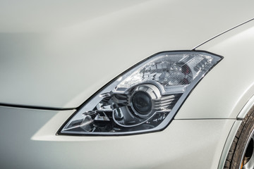 自動車のヘッドライト　Headlight of the car