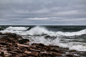 Fototapeta premium waves crashing on rocks