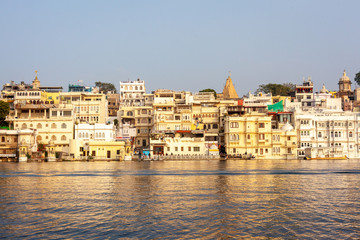 Fototapeta na wymiar View of the city of Udaipur from the Pichola lake, Rajasthan, India