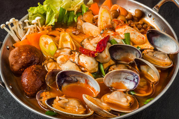 韓国料理チゲ　typical Korean seafood hot pot (Jjigae)