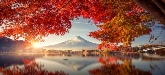 Zelfklevend Fotobehang Kleurrijk herfstseizoen en berg Fuji met ochtendmist en rode bladeren aan het Kawaguchiko-meer is een van de beste plekken in Japan © Travel mania