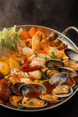 韓国料理チゲ　typical Korean seafood hot pot (Jjigae)